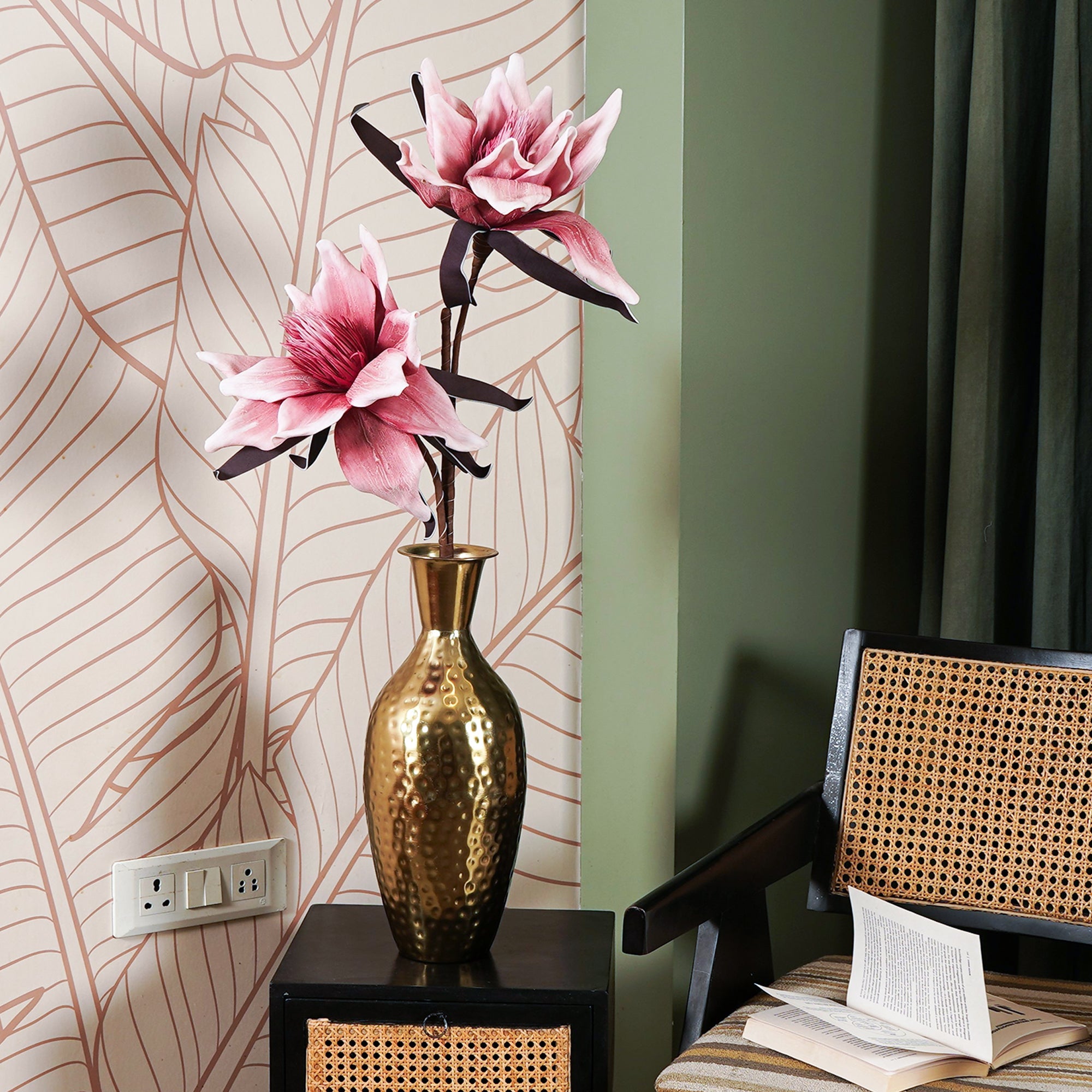 Amaryllis Whisper - The Artment