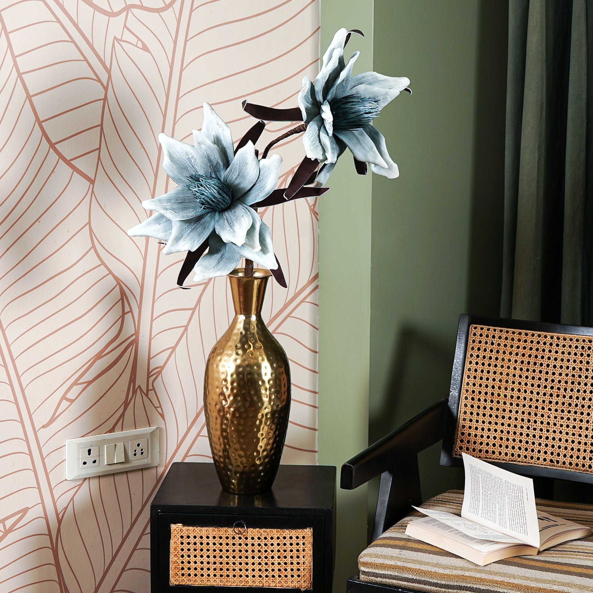 Amaryllis Whisper - The Artment